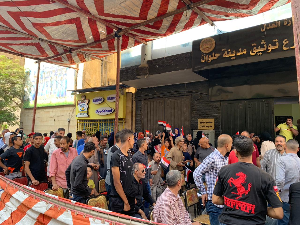 توافد المواطنين على مقرات الشهر العقاري