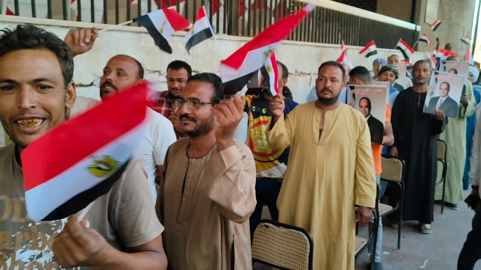 توافد المواطنين على مكاتب الشهر العقاري لعمل توكيلات تأييد للرئيس السيسي