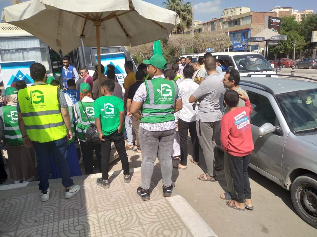 المصريون يتسابقون للتبرع بالدم لدعم الأشقاء بفلسطين