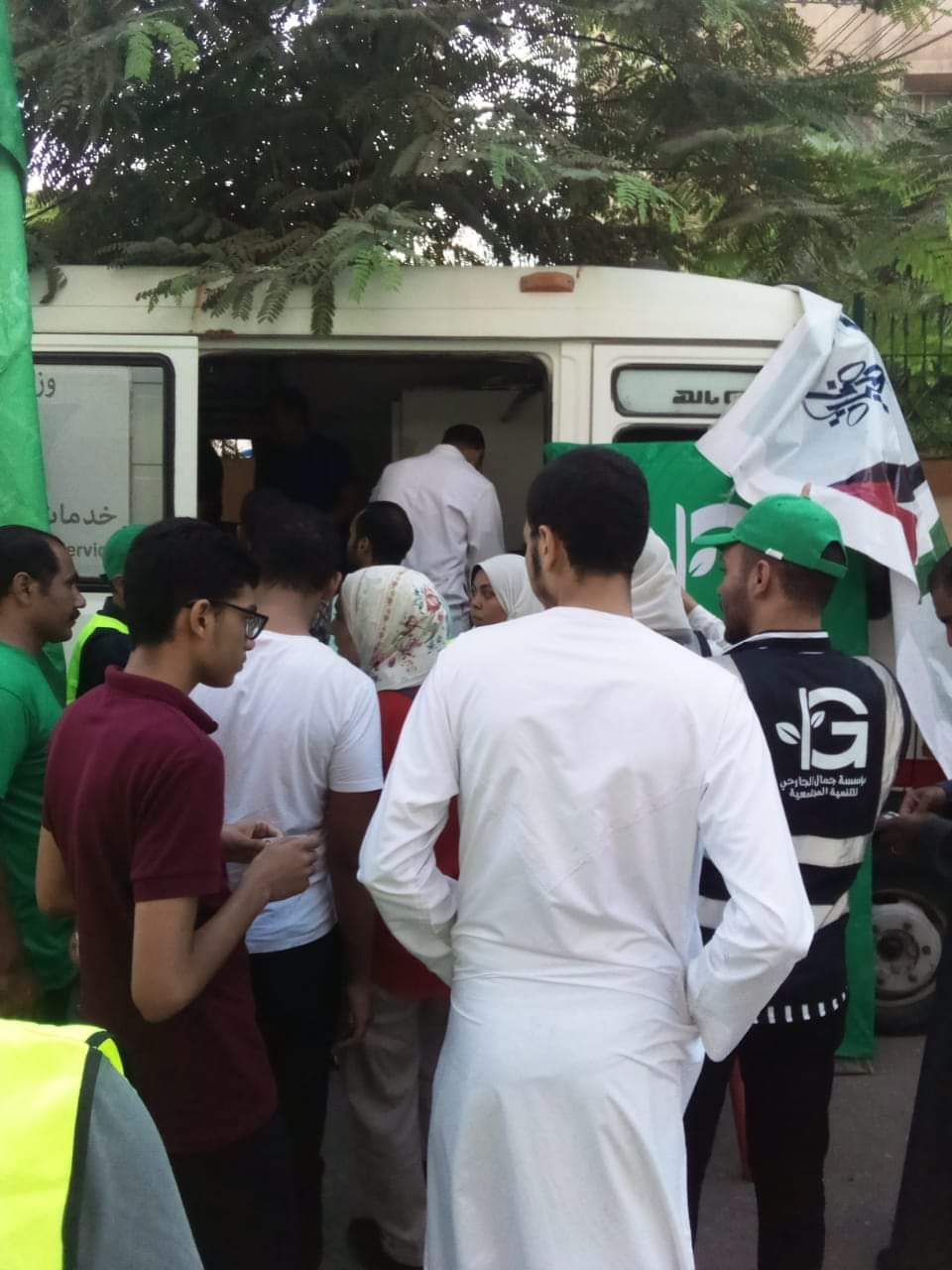 المصريون يتسابقون للتبرع بالدم لدعم الأشقاء بفلسطين