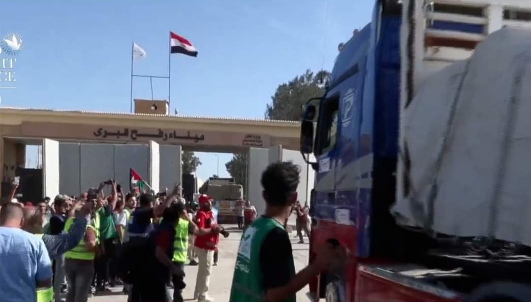 عبور شاحنات المساعدات الإنسانية من معبر رفح إلى قطاع غزة