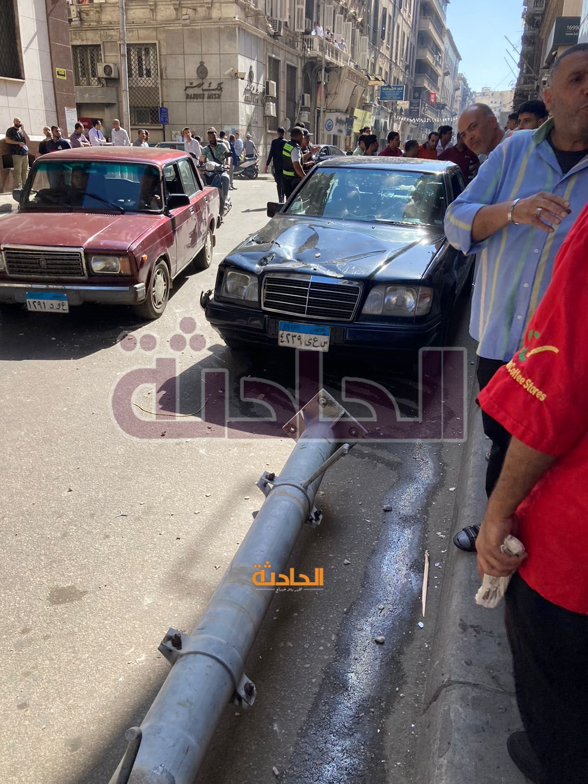 عمود إنارة يتسبب في تحطم 5 سيارات بالإسكندرية