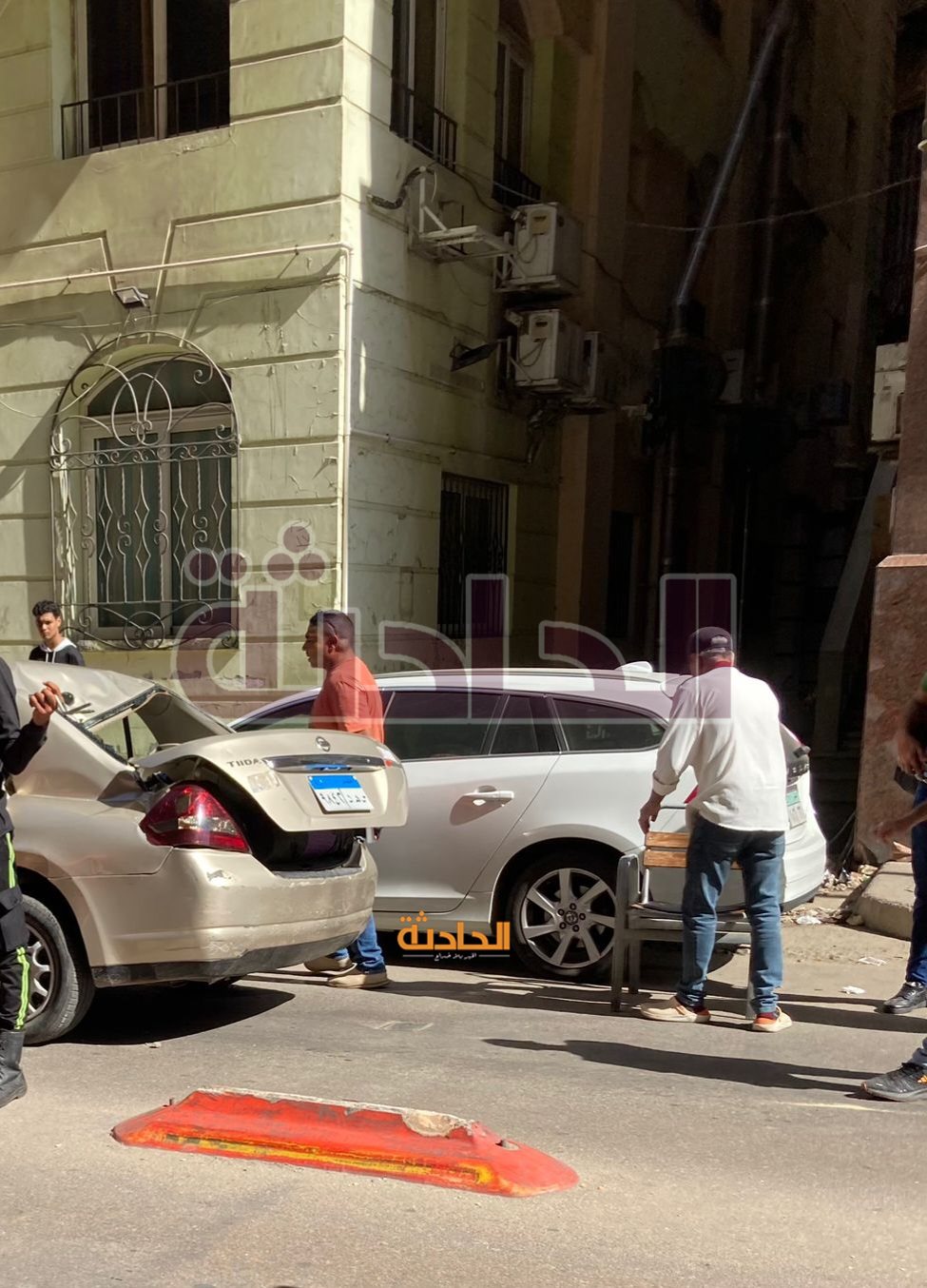 عمود إنارة يتسبب في تحطم 5 سيارات بالإسكندرية