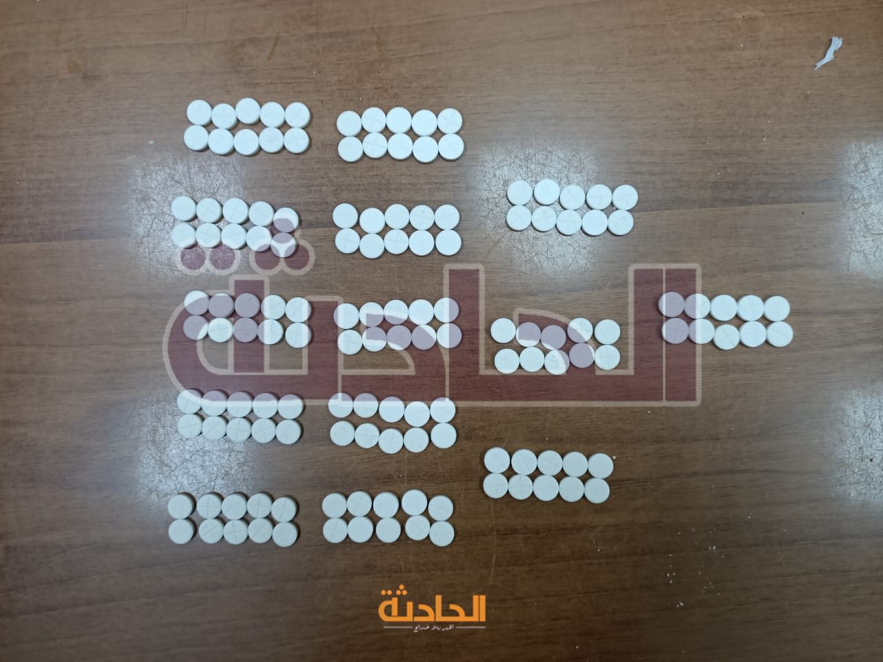 إحباط تهريب أقراص مخدرة وعملات أجنبية في مطار القاهرة