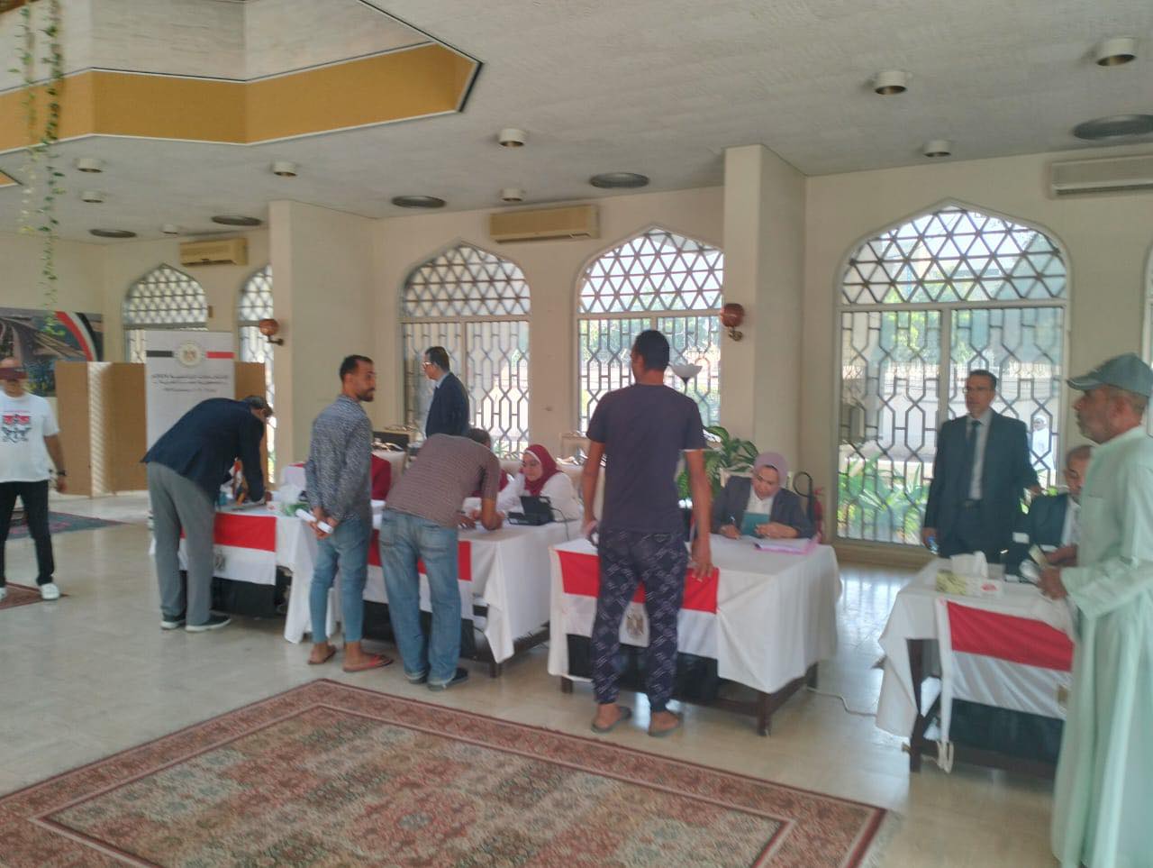 احتشاد المصريين أمام مقر السفارة بعمان للتصويت بانتخابات الرئاسة