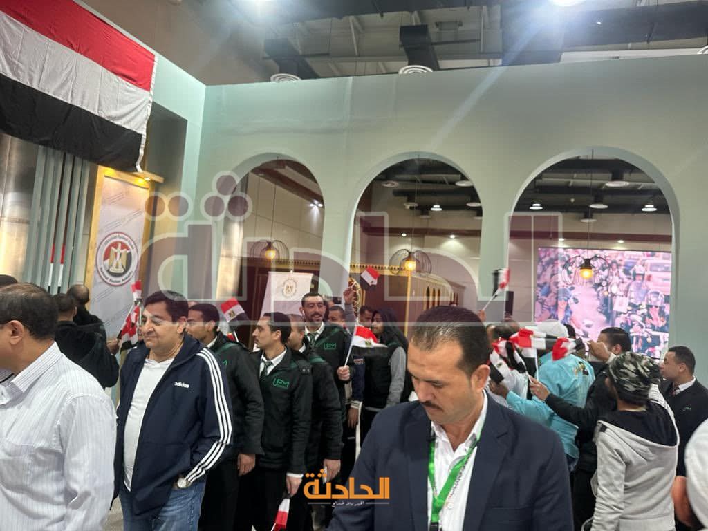 المصريون يحتشدون أمام السفارة المصرية بالكويت للمشاركة بأصواتهم بالانتخابات الرئاسية