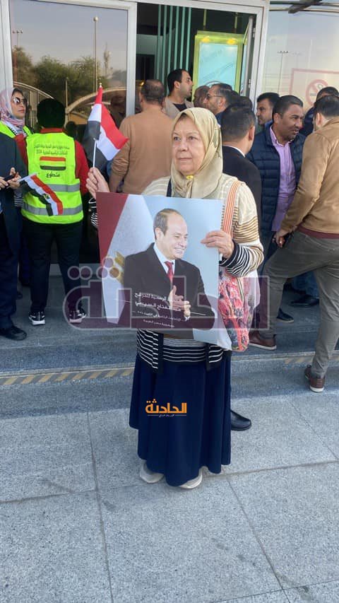 المصريون يحتشدون أمام السفارة المصرية بالكويت للمشاركة بأصواتهم بالانتخابات الرئاسية