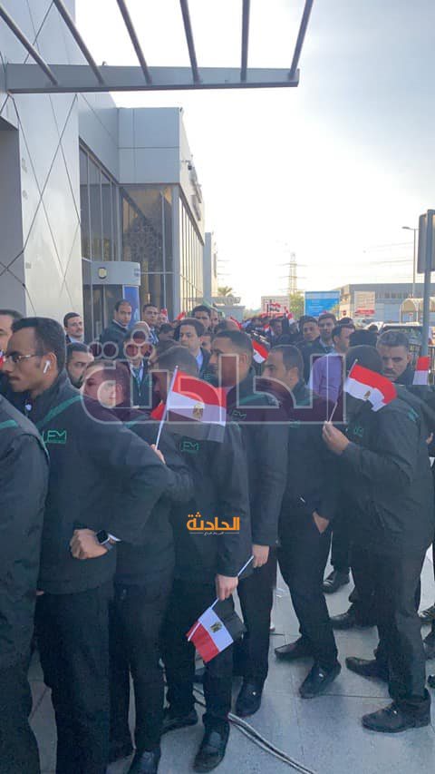 المصريون يحتشدون أمام السفارة المصرية بالكويت للمشاركة بأصواتهم بالانتخابات الرئاسية