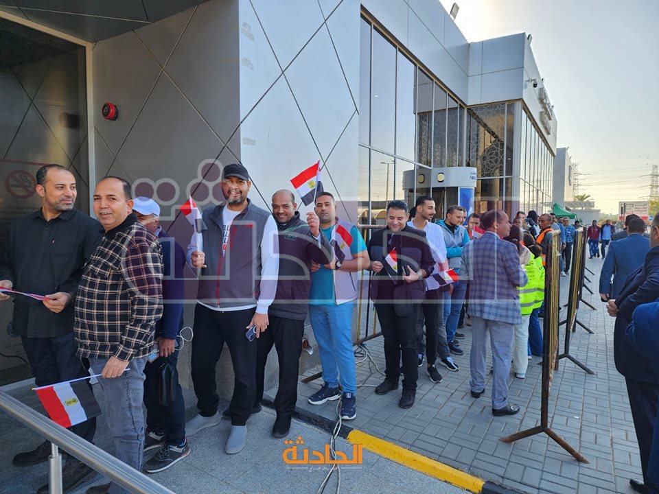 المصريون يتوافدون على مقر السفارة بالكويت للتصويت في الانتخابات الرئاسية
