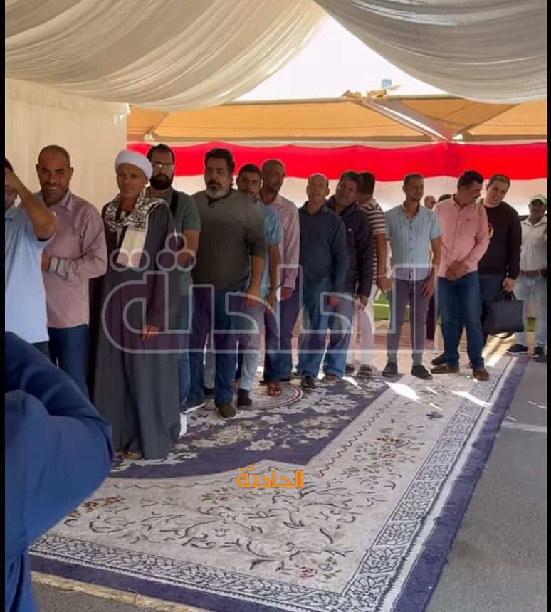 زحام أمام مقر السفارة المصرية بأبوظبي لمشاركة في الانتخابات الرئاسية