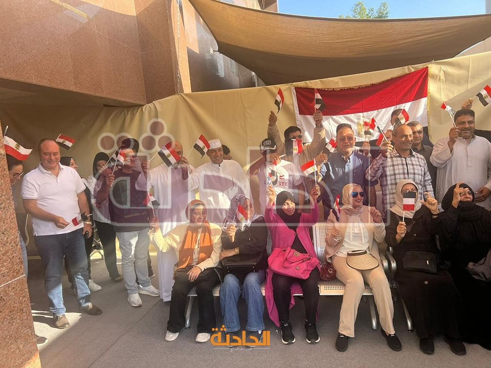 المصريون في الإمارات يتوافدون على مقر السفارة والقنصلية للتصويت