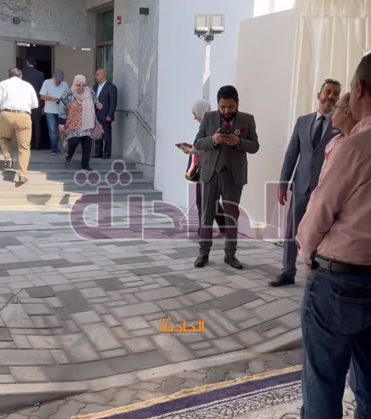 زحام أمام مقر السفارة المصرية بأبوظبي لمشاركة في الانتخابات الرئاسية