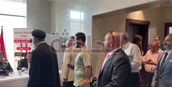 زحام أمام مقر السفارة المصرية بأبوظبي لمشاركة في الانتخابات الرئاسية
