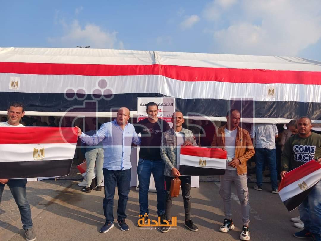 استمرار توافد المصريين في أبو ظبى للإدلاء بأصواتهم بانتخابات الرئاسة