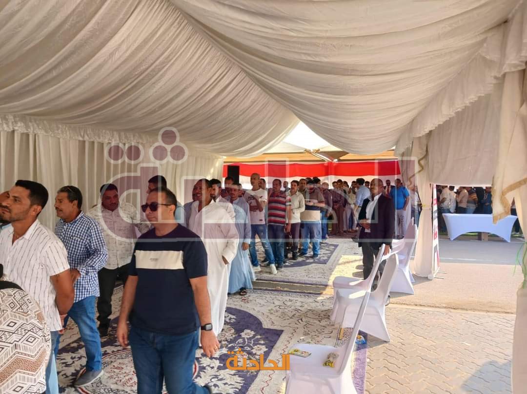 استمرار توافد المصريين في أبو ظبى للإدلاء بأصواتهم بانتخابات الرئاسة