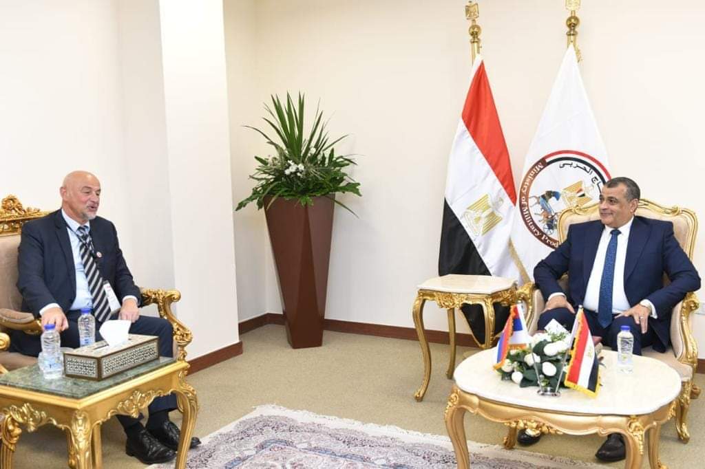 وزير الإنتاج الحربي يبحث مع مسئولين من صربيا و أوزباكستان