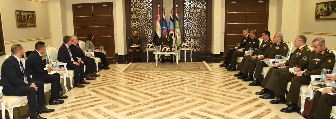 وزير الدفاع ورئيس الأركان يعقدان لقاءات مع قادة الوفود العسكرية