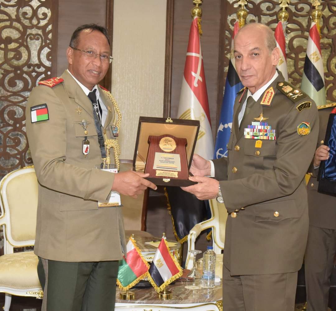 وزير الدفاع والإنتاج الحربي يلتقي عددًا من قادة الوفود العسكرية