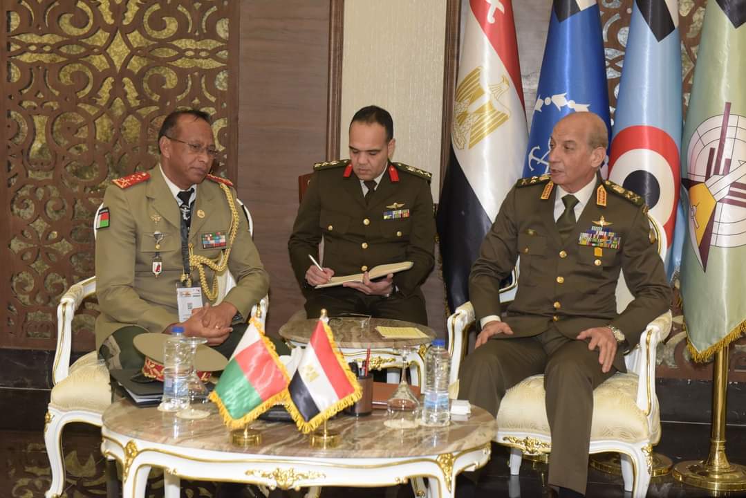وزير الدفاع والإنتاج الحربي يلتقي عددًا من قادة الوفود العسكرية