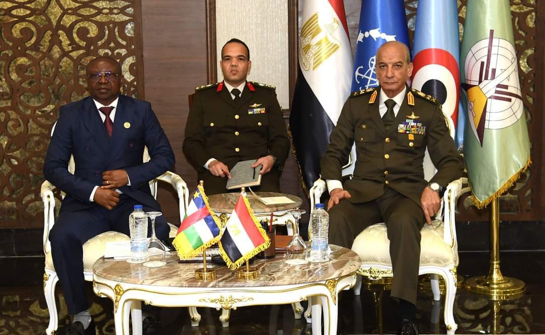 وزير الدفاع والإنتاج الحربي يلتقي عددًا من قادة الوفود العسكرية