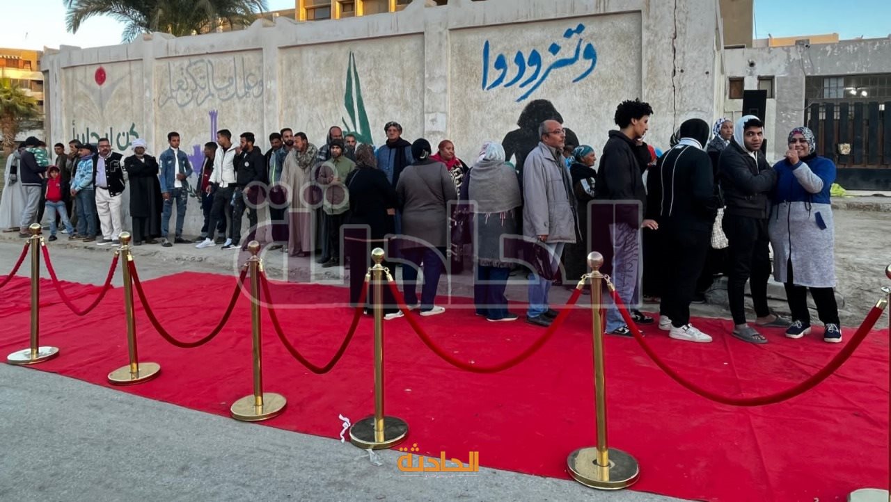 احتشاد المواطنين أمام اللجان في اليوم الأول للانتخابات الرئاسية بالقاهرة استعدادا لبدء التصويت
