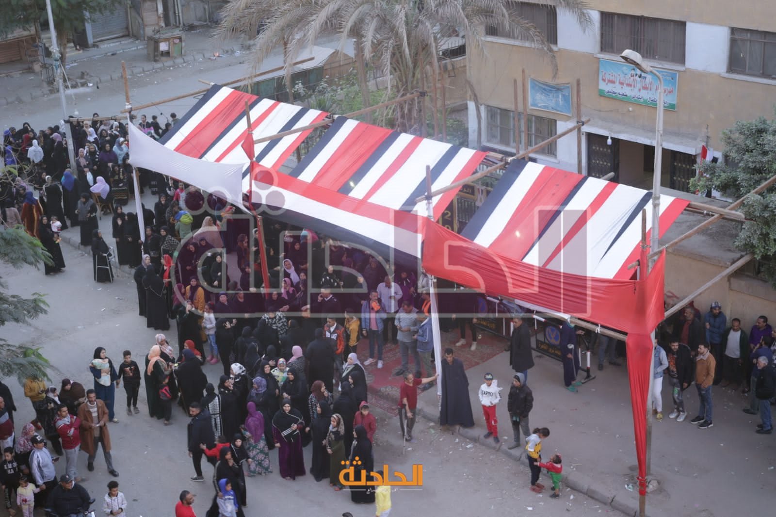 احتشاد المواطنين أمام اللجان في اليوم الأول للانتخابات الرئاسية بالقاهرة استعدادا لبدء التصويت