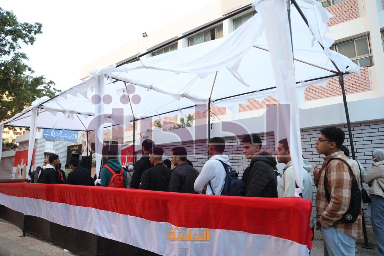 احتشاد المواطنين أمام اللجان في اليوم الأول للانتخابات الرئاسية بالقاهرة استعدادا لبدء التصويت