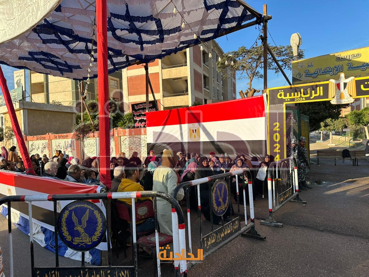 احتشاد المواطنين أمام اللجان في اليوم الأول للانتخابات الرئاسية بالقاهرة استعدادا لبدء التصويت