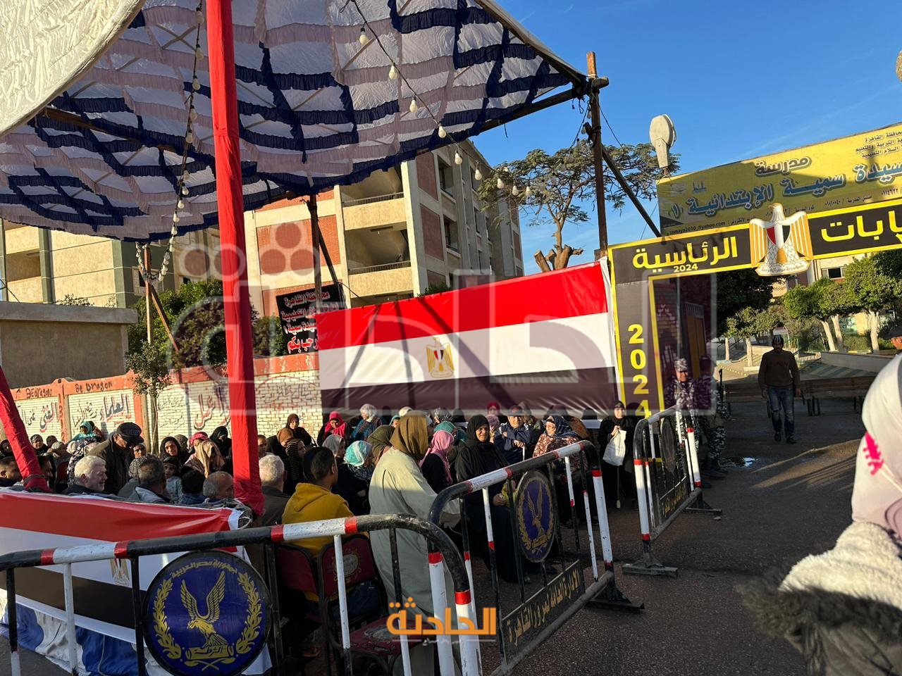 احتشاد المواطنين أمام اللجان في اليوم الأول للانتخابات الرئاسية بالقاهرة استعدادا لبدء التصويت
