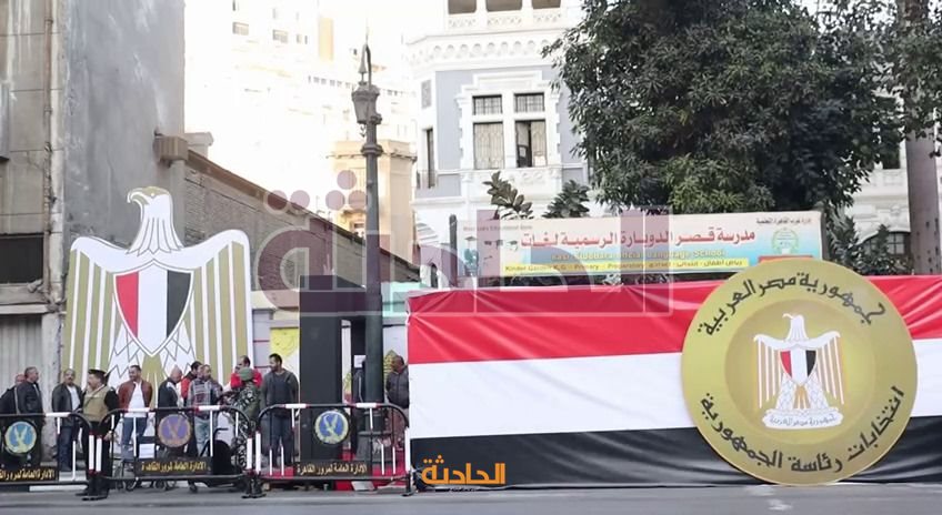 احتشاد المواطنين أمام اللجان في اليوم الأول للانتخابات الرئاسية بالقاهرة استعدادا لبدء التصويت