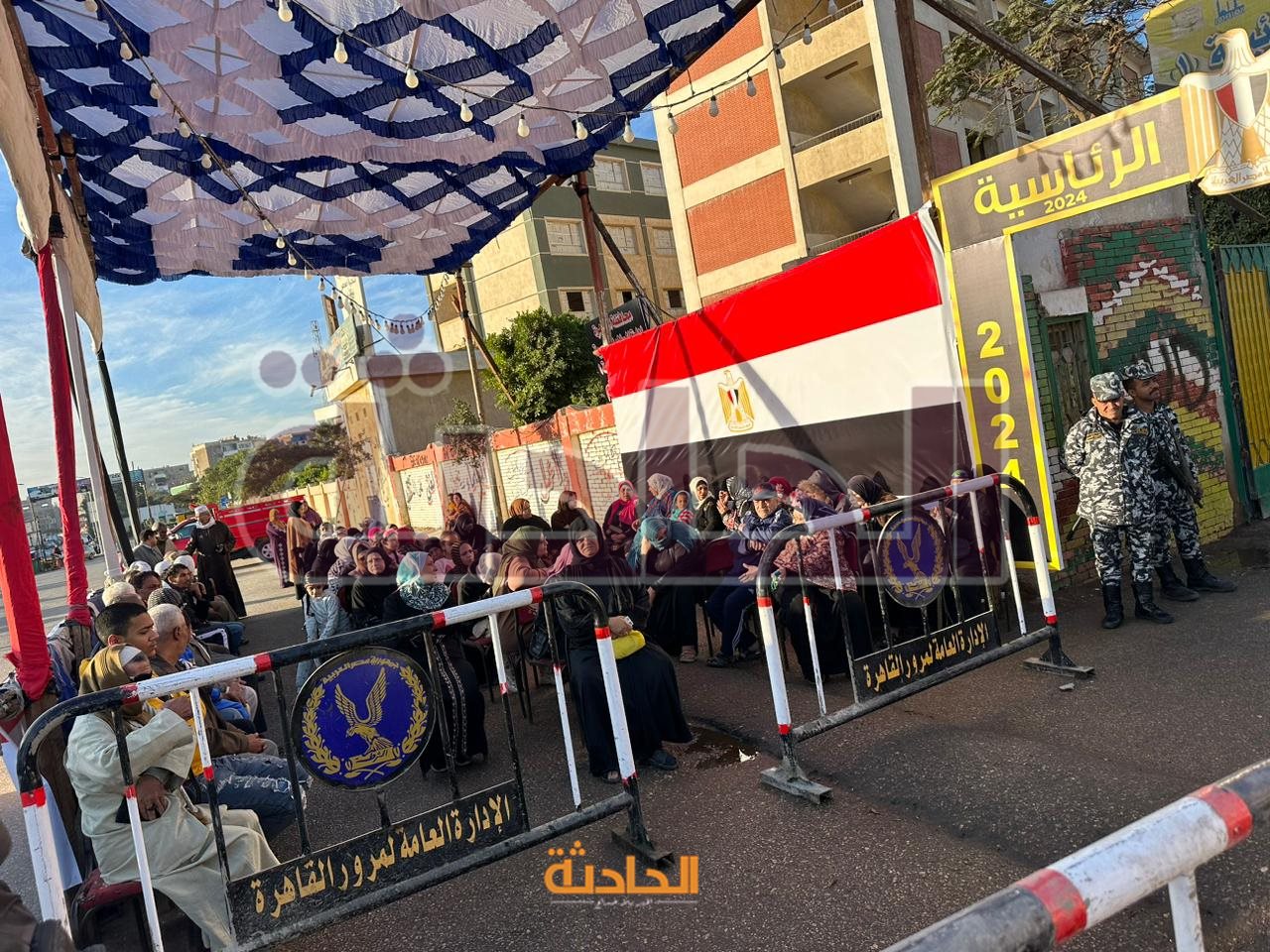 احتشاد المواطنين أمام اللجان في اليوم الأول للانتخابات الرئاسية بالقاهرة استعدادا لبدء التصويت