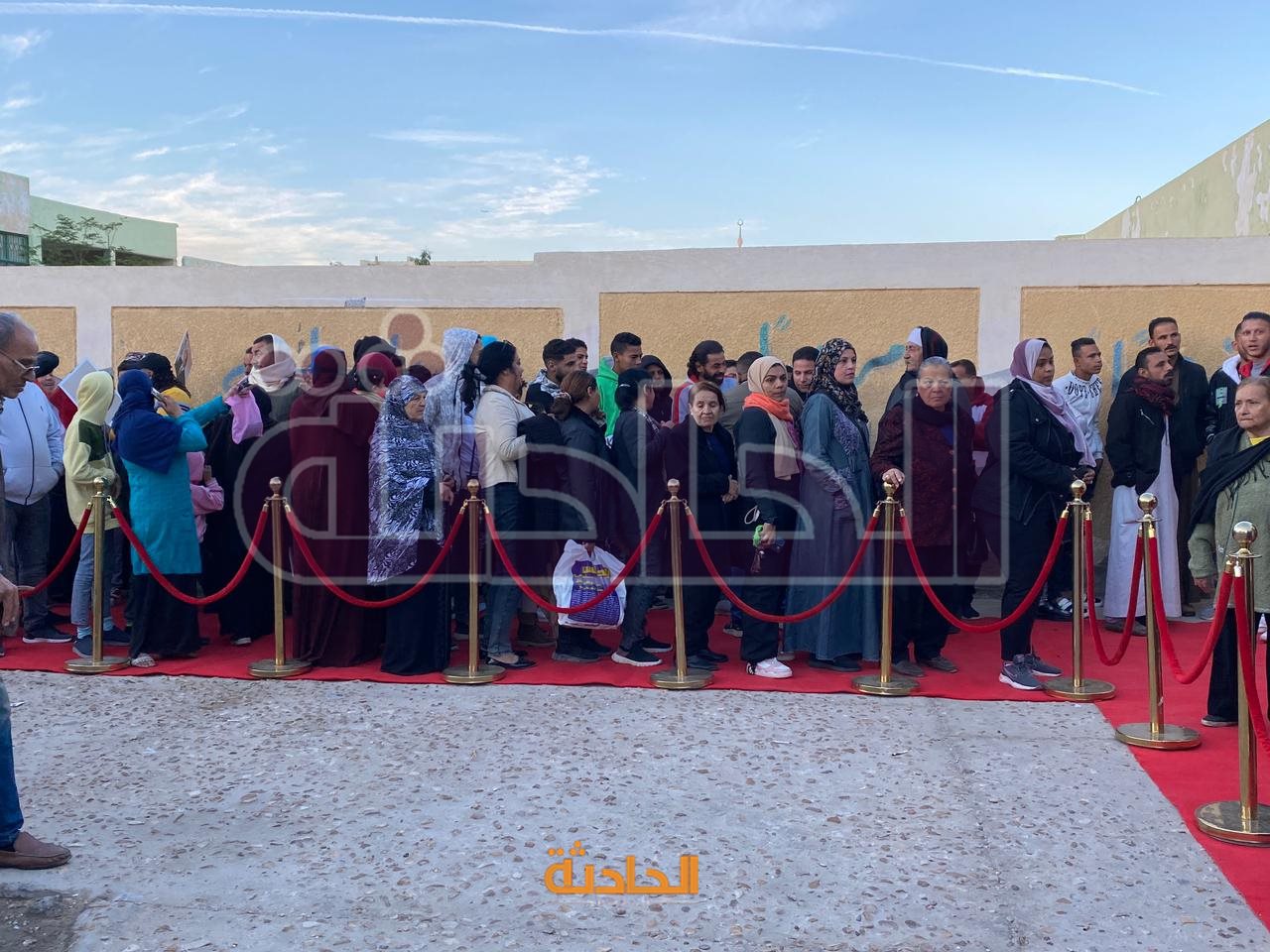 احتشاد المواطنين أمام اللجان في اليوم الأول للانتخابات الرئاسية بالقاهرة استعدادا لبدء التصويت