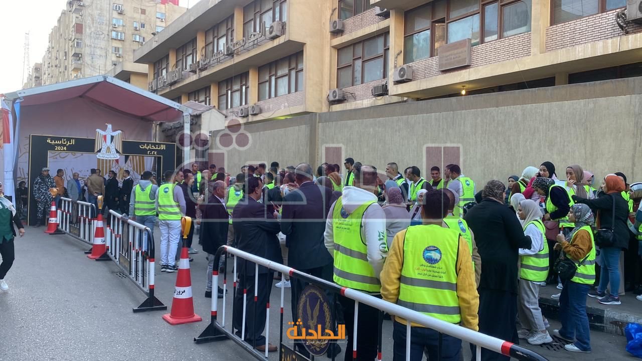 احتشاد المواطنين أمام اللجان في اليوم الأول للانتخابات الرئاسية بالقاهرة استعدادا لبدء التصويت