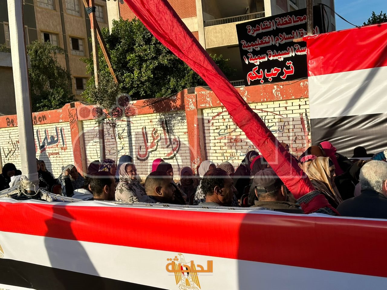 احتشاد المواطنين أمام اللجان في اليوم الأول للانتخابات الرئاسية بالقاهرة استعدادا لبدء التصويت