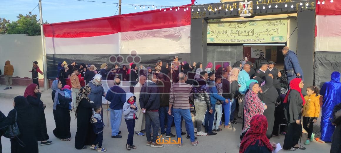 احتشاد أمام لجان 15 مايو ومدينة بدر�للإدلاء بأصواتهم