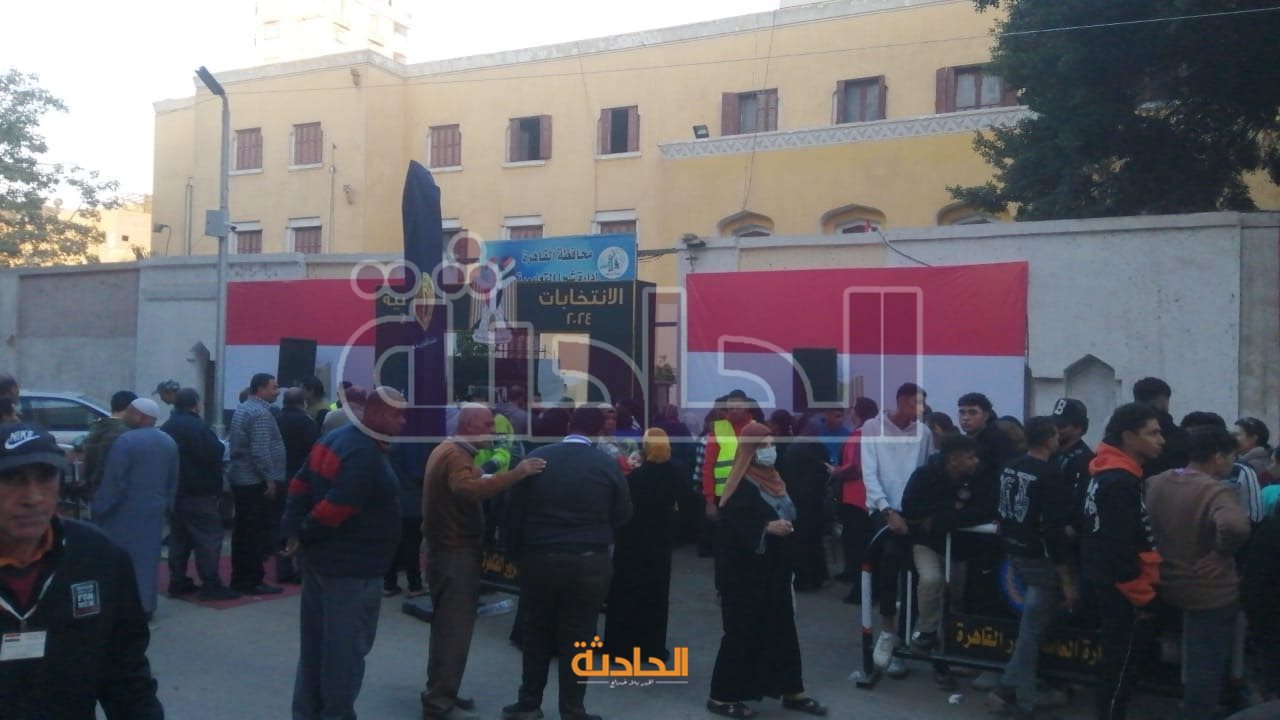 إقبال كثيف لمواطني شبرا للإدلاء بأصواتهم وكراسي متحركة لكبار السن