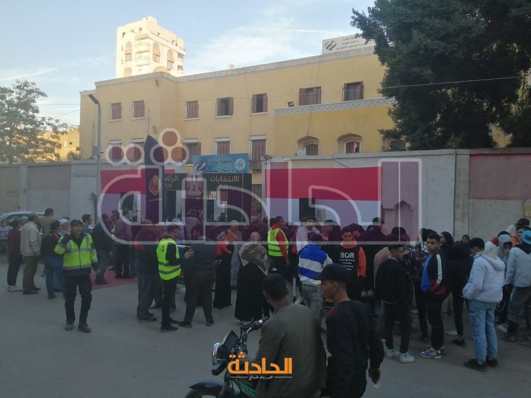 إقبال كثيف لمواطني شبرا للإدلاء بأصواتهم وكراسي متحركة لكبار السن