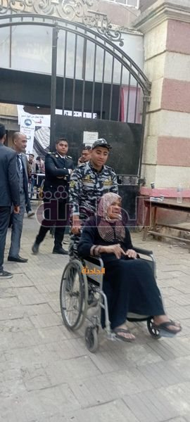 إقبال كثيف لمواطني شبرا للإدلاء بأصواتهم وكراسي متحركة لكبار السن