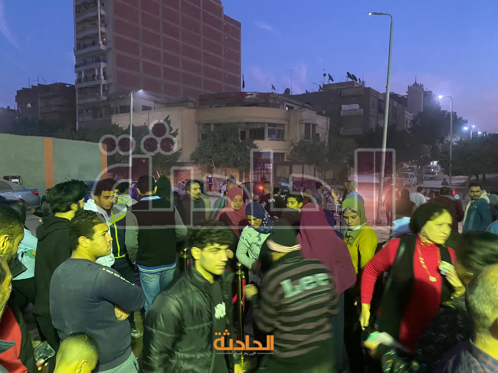 زحام من المواطنين أمام لجان الانتخابات الرئاسية في حلوان