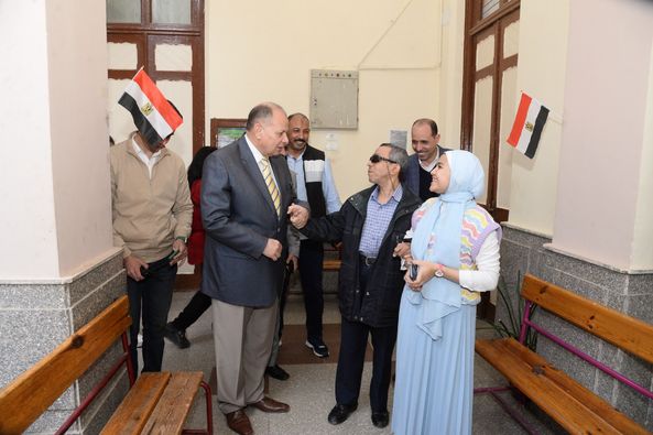 محافظ أسيوط يصطحب
