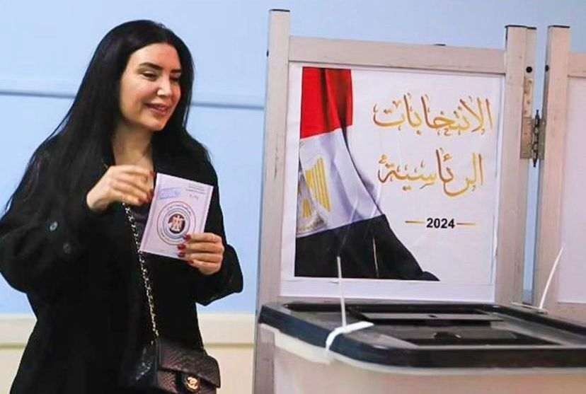 عبير صبري تدلي بصوتها في الانتخابات الرئاسية بأكتوبر
