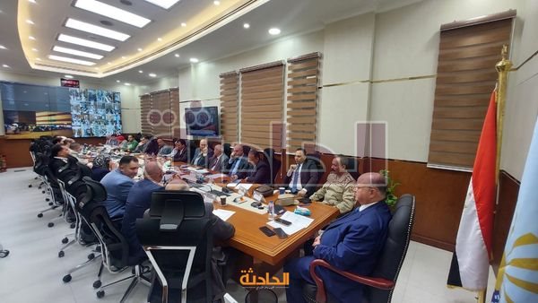 محافظ القاهرة داخل غرفة العمليات المركزية لمتابعة الانتخابات