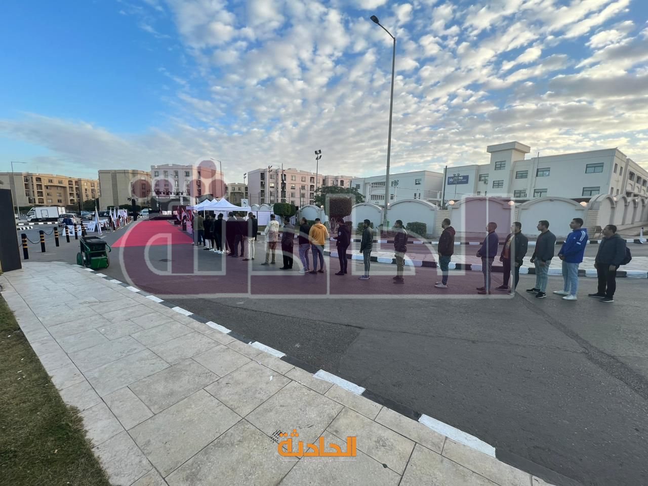 توافد المواطنين على المقار الانتخابية بالقاهرة قبل بدء التصويت في اليوم الثاني