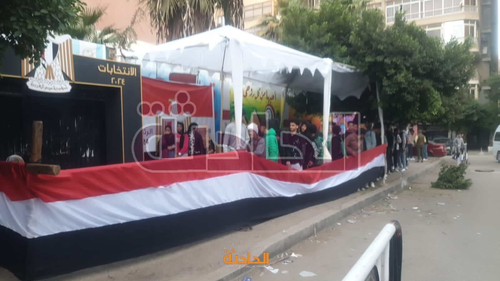 توافد المواطنين على المقار الانتخابية بالقاهرة قبل بدء التصويت في اليوم الثاني