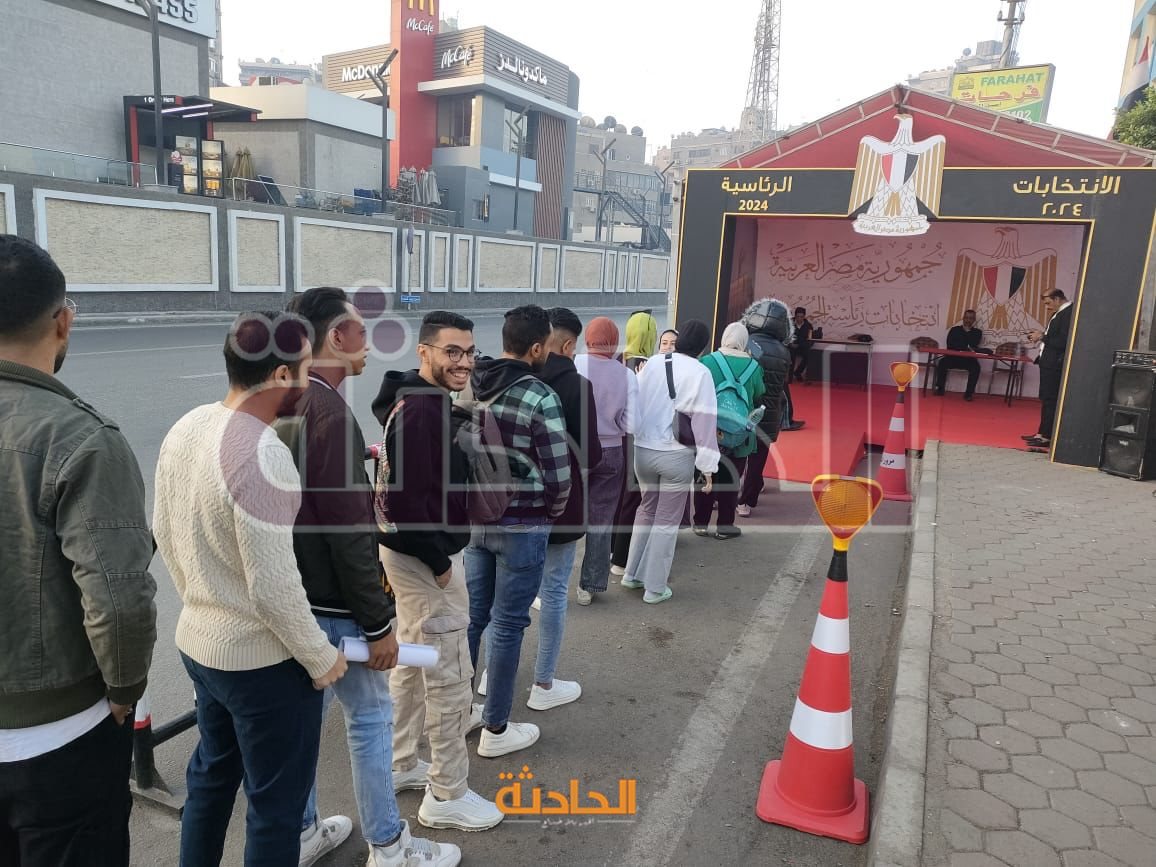 توافد المواطنين على المقار الانتخابية بالقاهرة قبل بدء التصويت في اليوم الثاني