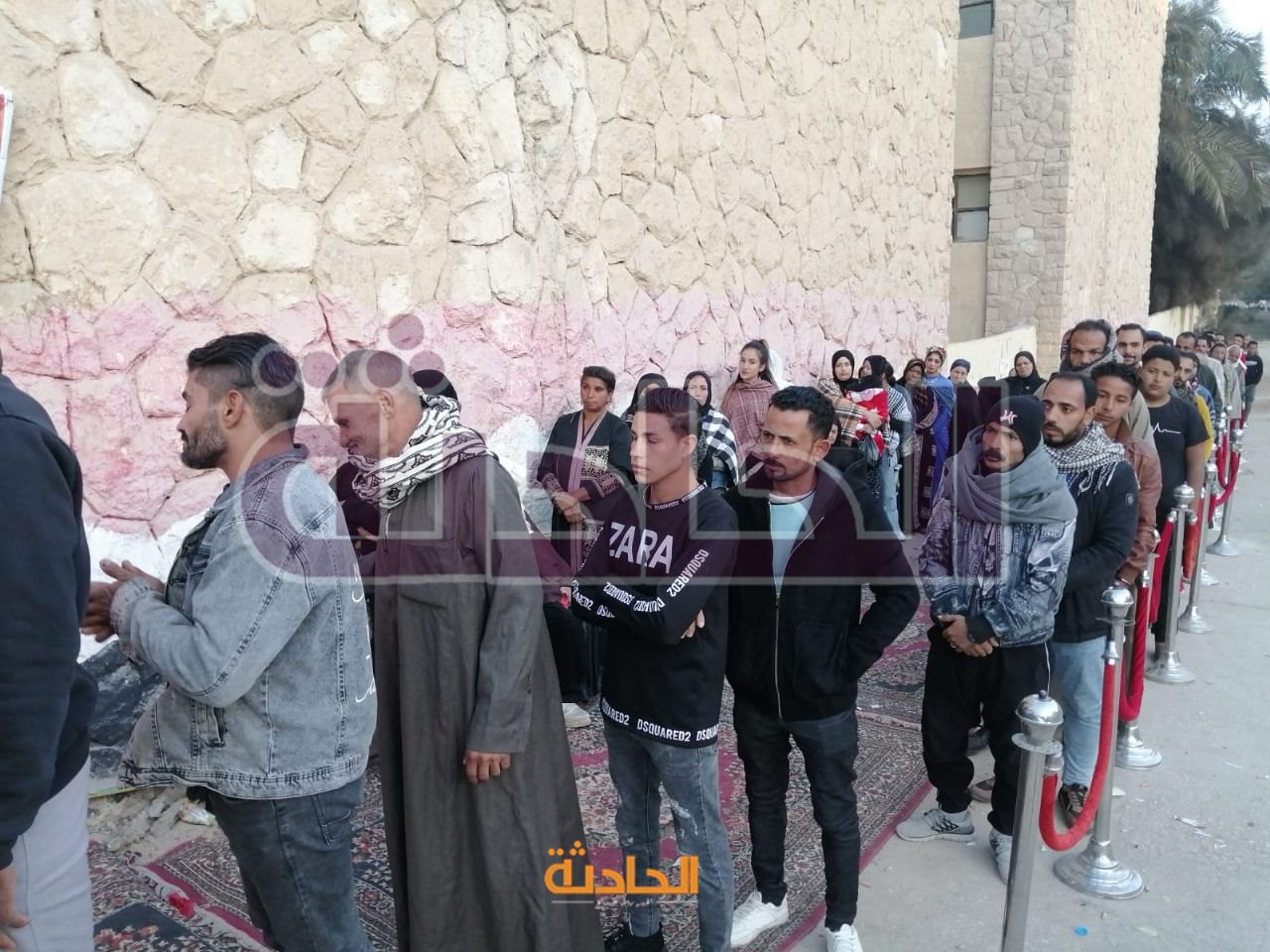 توافد المواطنين على المقار الانتخابية بالقاهرة قبل بدء التصويت في اليوم الثاني