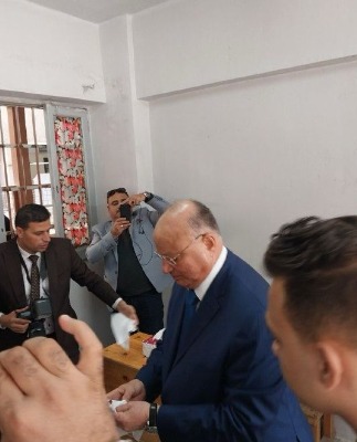 محافظ القاهرة يدلى بصوته في الانتخابات