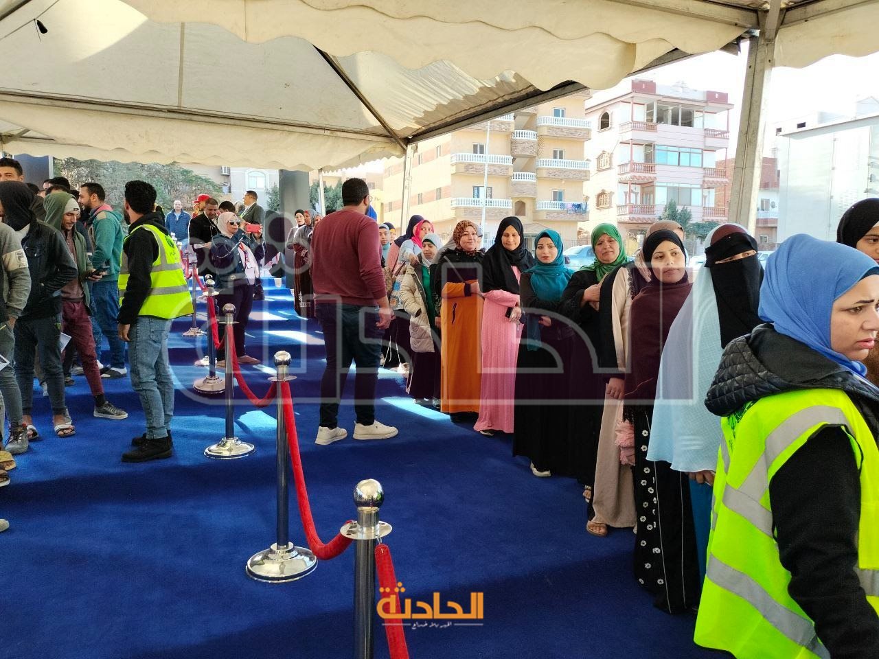 تزاحم المواطنين على اللجان الانتخابية في مدينة بدر