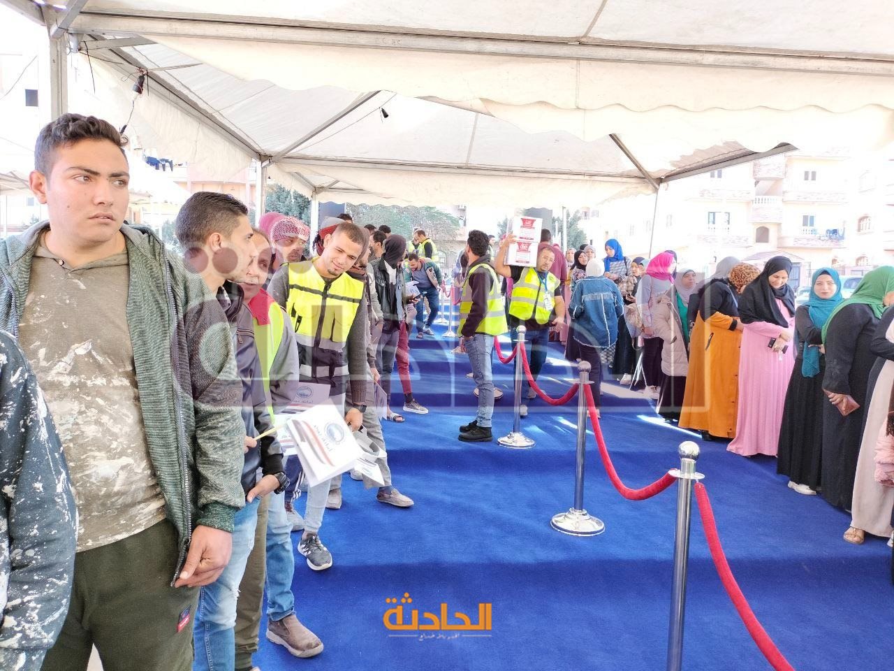 تزاحم المواطنين على اللجان الانتخابية في مدينة بدر