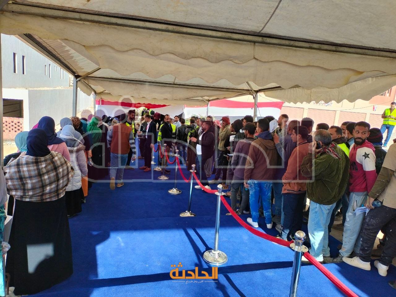 تزاحم المواطنين على اللجان الانتخابية في مدينة بدر